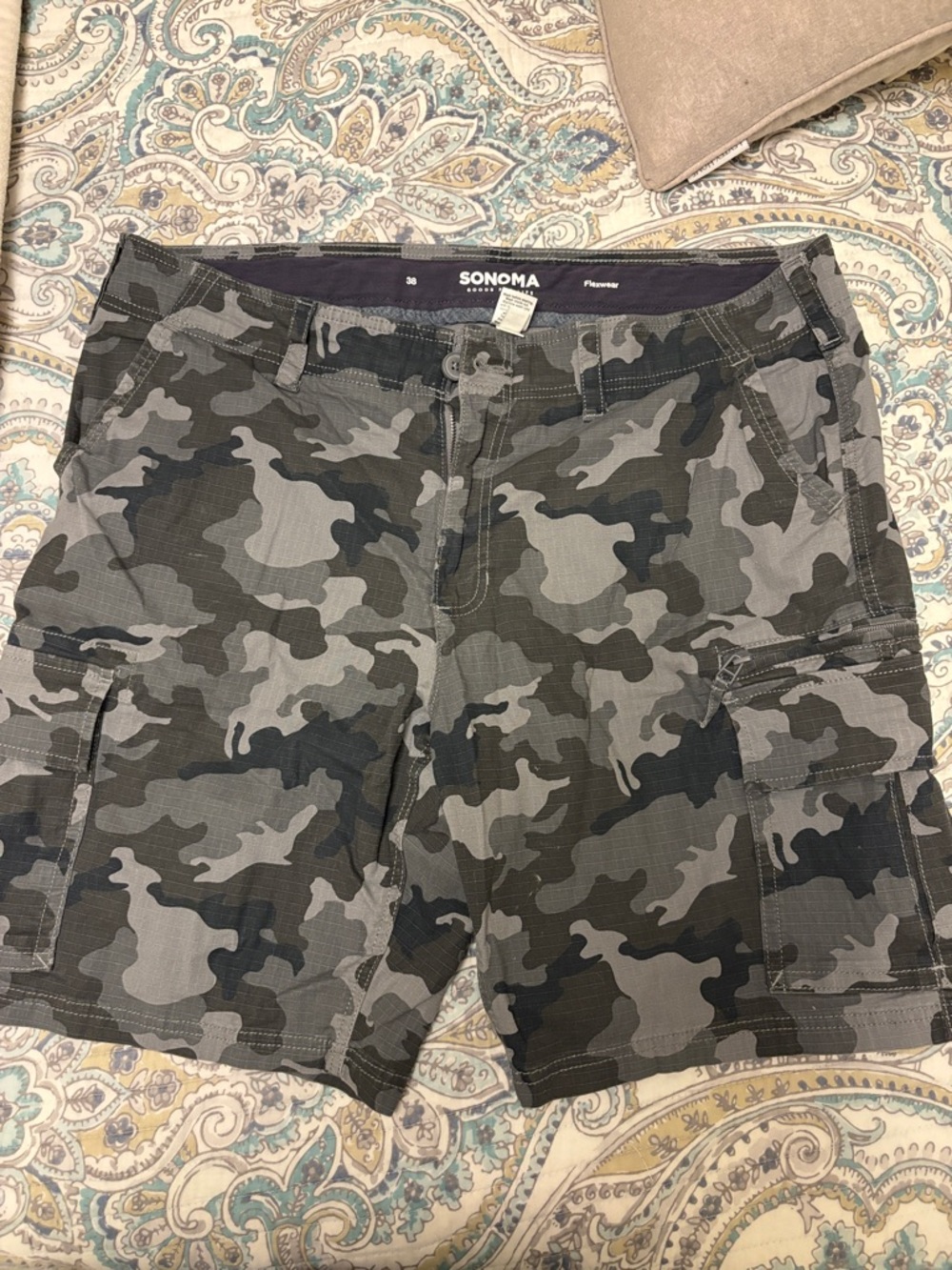 SONOMA Men’s Gray & Black Camo Cargo Shorts